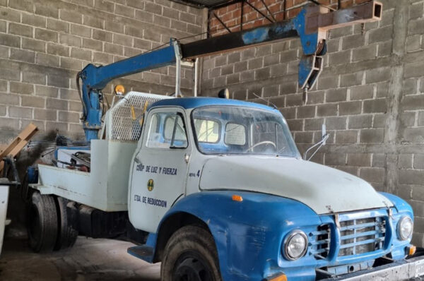 Vendo camión Bedford con grúa